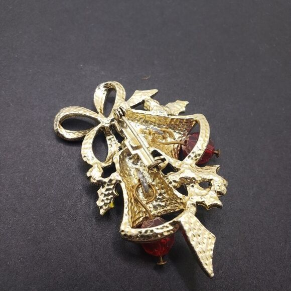 Jingle bells with mistletoe pin brooche - Picture 4 of 12